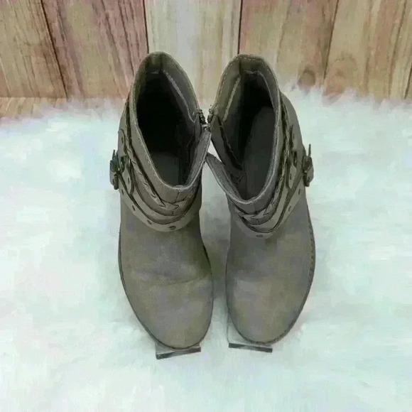 🎉🎉Designer Shoe Party 🎉🎉August 1 at 8:45 eastern time - Picture 3 of 3